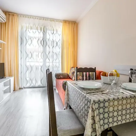 Apartment 1bedroom On 2nd Floor With Kitchen Fv *